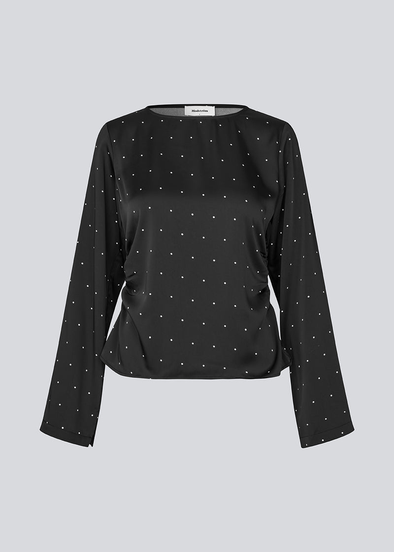 Sort ærmeløs top i satin. TailotMD print top &nbsp;har en flatterende åben ryg og bindebånd, der giver den et elegant og feminint udtryk.