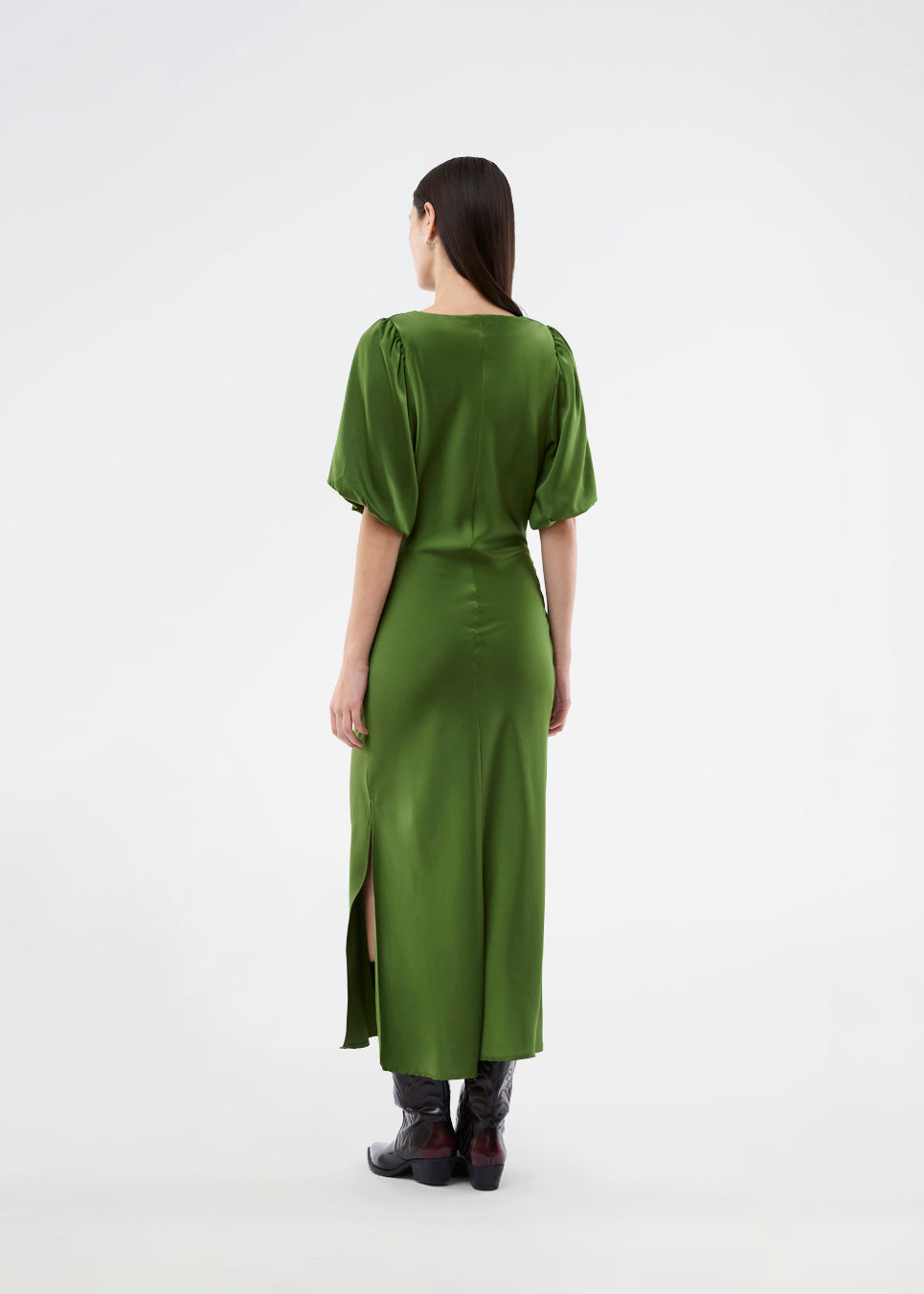 Kortærmet kjole med rynkedetalje i blød satin. TailorMD Dress har høj hals, usynlig lynlås i ryggen og slids i siden – en elegant og flatterende style, perfekt til både aftenbrug og stilfulde hverdagslooks.