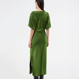 Kortærmet kjole med rynkedetalje i blød satin. TailorMD Dress har høj hals, usynlig lynlås i ryggen og slids i siden – en elegant og flatterende style, perfekt til både aftenbrug og stilfulde hverdagslooks.