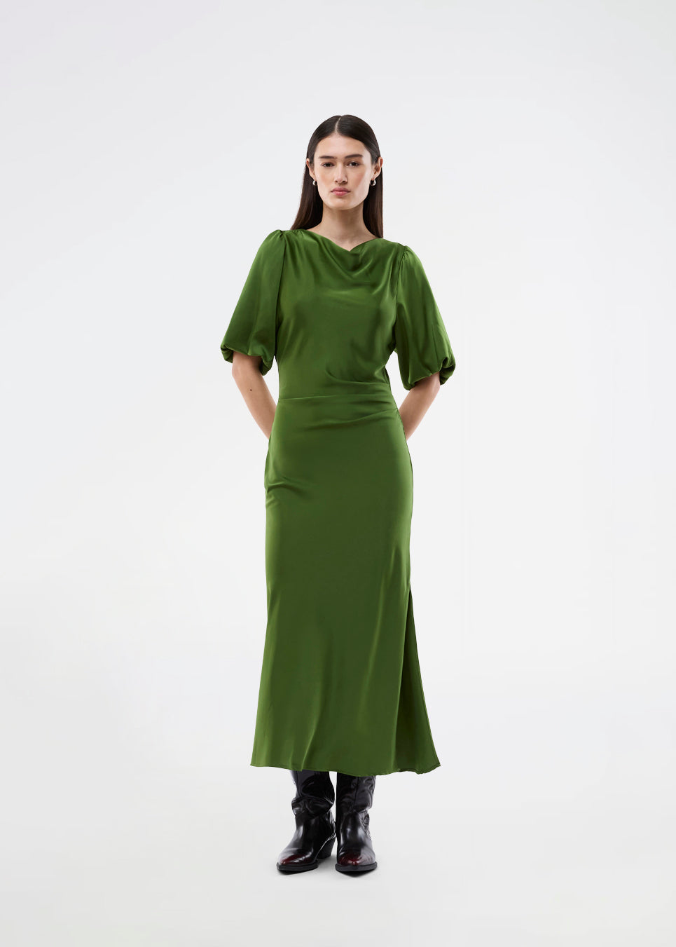Kortærmet kjole med rynkedetalje i blød satin. TailorMD Dress har høj hals, usynlig lynlås i ryggen og slids i siden – en elegant og flatterende style, perfekt til både aftenbrug og stilfulde hverdagslooks.