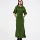 Kortærmet kjole med rynkedetalje i blød satin. TailorMD Dress har høj hals, usynlig lynlås i ryggen og slids i siden – en elegant og flatterende style, perfekt til både aftenbrug og stilfulde hverdagslooks.