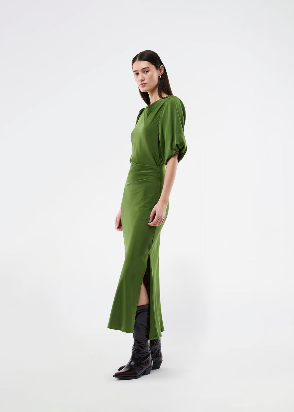 Kortærmet kjole med rynkedetalje i blød satin. TailorMD Dress har høj hals, usynlig lynlås i ryggen og slids i siden – en elegant og flatterende style, perfekt til både aftenbrug og stilfulde hverdagslooks.