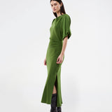 Kortærmet kjole med rynkedetalje i blød satin. TailorMD Dress har høj hals, usynlig lynlås i ryggen og slids i siden – en elegant og flatterende style, perfekt til både aftenbrug og stilfulde hverdagslooks.