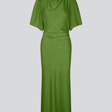 Kortærmet kjole med rynkedetalje i blød satin. TailorMD Dress har høj hals, usynlig lynlås i ryggen og slids i siden – en elegant og flatterende style, perfekt til både aftenbrug og stilfulde hverdagslooks.