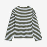 TaimMD Stripe LS T-shirt er en langærmet T-shirt med løs pasform og rund hals. Designet har et klassisk stribet mønster, sænkede skuldre og lange, lige ærmer. Style den med jeans eller løse bukser til et afslappet hverdagslook.