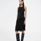 Elegant og let silhuet. TamalMD shorts er designet med en afslappet pasform og fine blondedetaljer langs kanten, der tilfører et feminint og eksklusivt udtryk. Perfekte til både komfortabel hverdagsbrug og som et stilfuldt element i et moderne sæt.