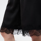 Elegant og let silhuet. TamalMD shorts er designet med en afslappet pasform og fine blondedetaljer langs kanten, der tilfører et feminint og eksklusivt udtryk. Perfekte til både komfortabel hverdagsbrug og som et stilfuldt element i et moderne sæt.