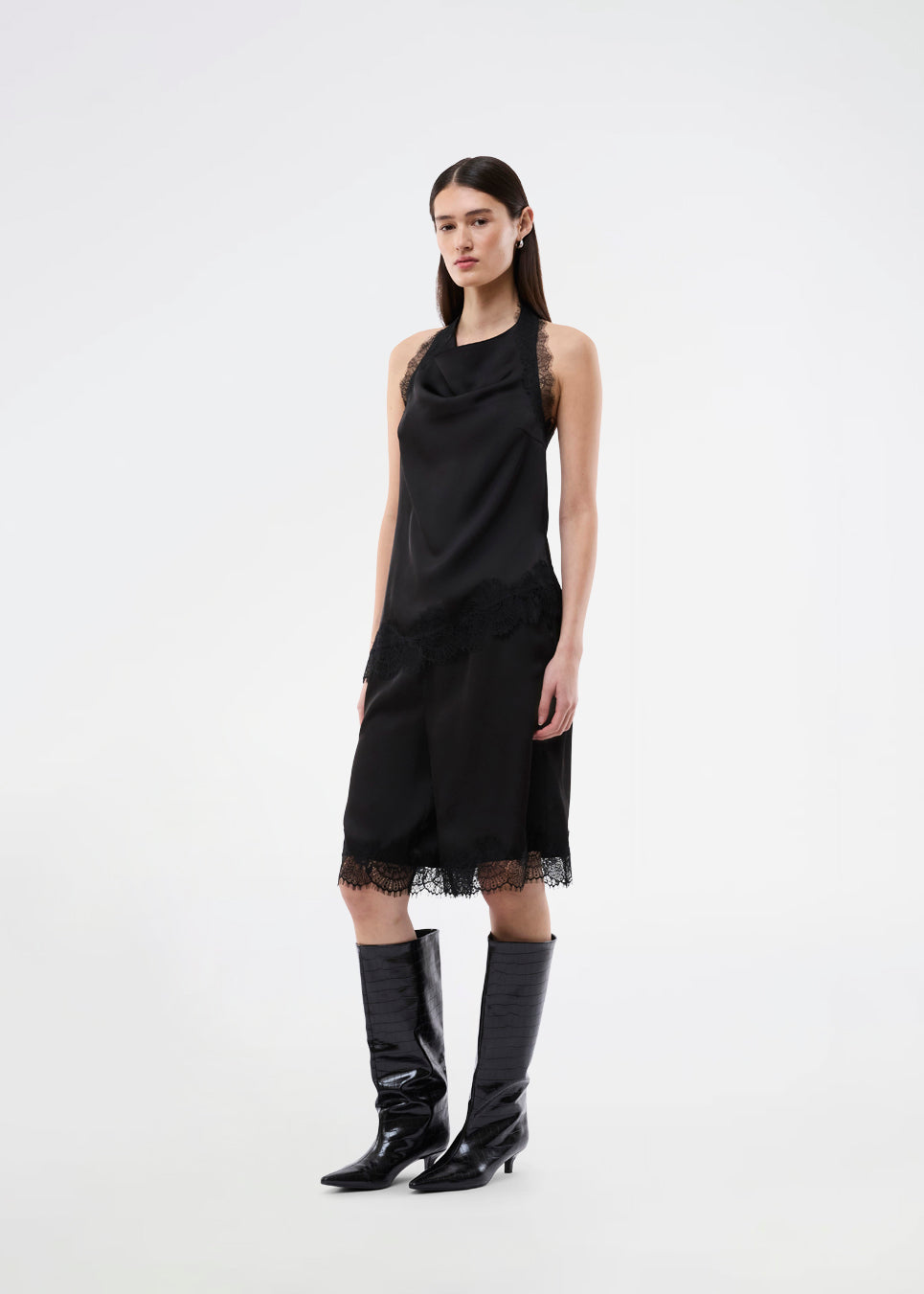 Elegant og let silhuet. TamalMD shorts er designet med en afslappet pasform og fine blondedetaljer langs kanten, der tilfører et feminint og eksklusivt udtryk. Perfekte til både komfortabel hverdagsbrug og som et stilfuldt element i et moderne sæt.