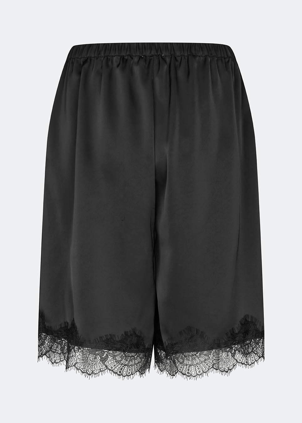 Elegant og let silhuet. TamalMD shorts er designet med en afslappet pasform og fine blondedetaljer langs kanten, der tilfører et feminint og eksklusivt udtryk. Perfekte til både komfortabel hverdagsbrug og som et stilfuldt element i et moderne sæt.