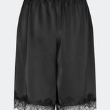 Elegant og let silhuet. TamalMD shorts er designet med en afslappet pasform og fine blondedetaljer langs kanten, der tilfører et feminint og eksklusivt udtryk. Perfekte til både komfortabel hverdagsbrug og som et stilfuldt element i et moderne sæt.