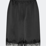 Elegant og let silhuet. TamalMD shorts er designet med en afslappet pasform og fine blondedetaljer langs kanten, der tilfører et feminint og eksklusivt udtryk. Perfekte til både komfortabel hverdagsbrug og som et stilfuldt element i et moderne sæt.