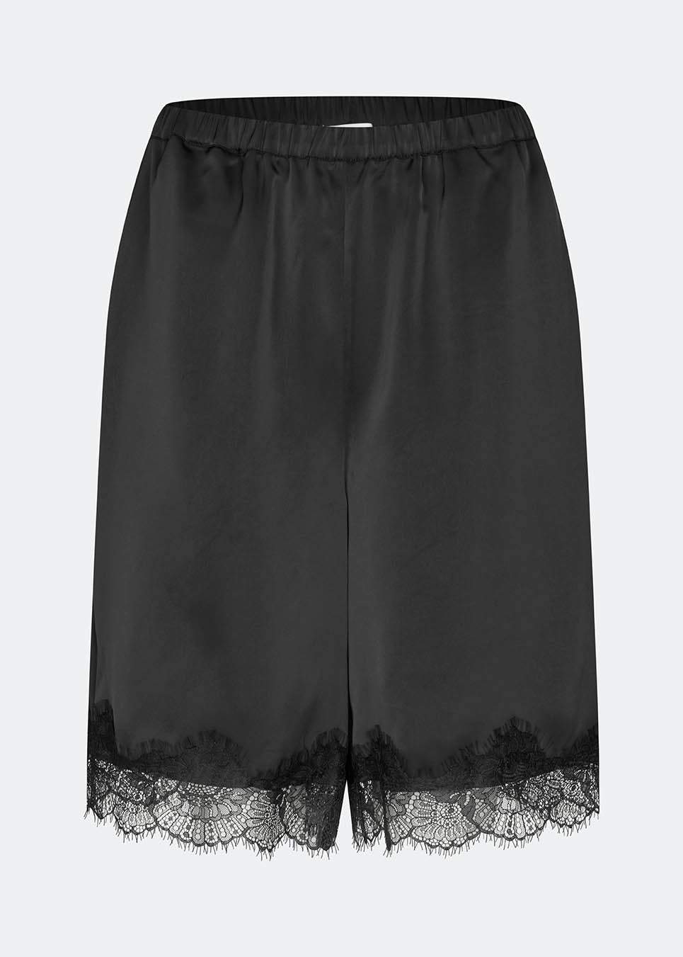 Elegant og let silhuet. TamalMD shorts er designet med en afslappet pasform og fine blondedetaljer langs kanten, der tilfører et feminint og eksklusivt udtryk. Perfekte til både komfortabel hverdagsbrug og som et stilfuldt element i et moderne sæt.