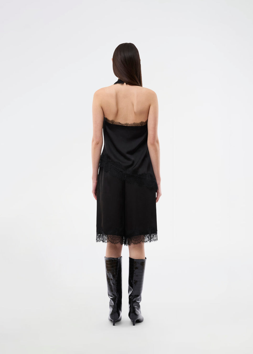 Elegant og sofistikeret top. TamalMD top er designet med elegante draperinger og fine blondedetaljer, der skaber et feminint og eksklusivt udtryk. Perfekt til både aftenbrug og styling med et moderne, fashion-forward look.