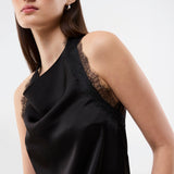 Elegant og sofistikeret top. TamalMD top er designet med elegante draperinger og fine blondedetaljer, der skaber et feminint og eksklusivt udtryk. Perfekt til både aftenbrug og styling med et moderne, fashion-forward look.