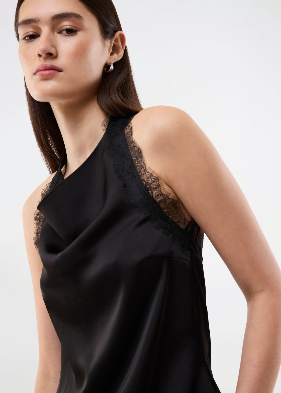 Elegant og sofistikeret top. TamalMD top er designet med elegante draperinger og fine blondedetaljer, der skaber et feminint og eksklusivt udtryk. Perfekt til både aftenbrug og styling med et moderne, fashion-forward look.