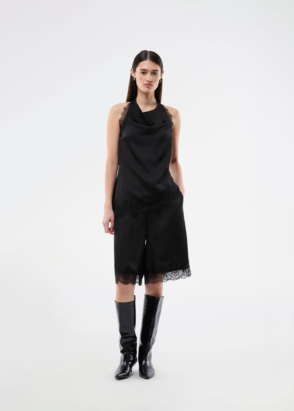 Elegant og sofistikeret top. TamalMD top er designet med elegante draperinger og fine blondedetaljer, der skaber et feminint og eksklusivt udtryk. Perfekt til både aftenbrug og styling med et moderne, fashion-forward look.