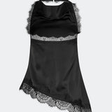 Elegant og sofistikeret top. TamalMD top er designet med elegante draperinger og fine blondedetaljer, der skaber et feminint og eksklusivt udtryk. Perfekt til både aftenbrug og styling med et moderne, fashion-forward look.