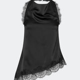 Elegant og sofistikeret top. TamalMD top er designet med elegante draperinger og fine blondedetaljer, der skaber et feminint og eksklusivt udtryk. Perfekt til både aftenbrug og styling med et moderne, fashion-forward look.