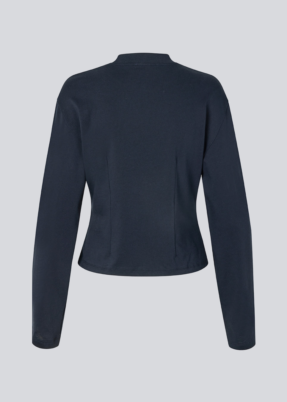 Let cropped langærmet t-shirt i mørkeblå i 100% økologisk bomuld. Tampamd LS t-shirt har en rund hals, lange ærmer og er figursyet.