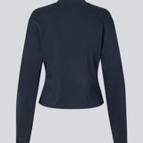 Let cropped langærmet t-shirt i mørkeblå i 100% økologisk bomuld. Tampamd LS t-shirt har en rund hals, lange ærmer og er figursyet.