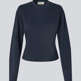 Let cropped langærmet t-shirt i mørkeblå i 100% økologisk bomuld. Tampamd LS t-shirt har en rund hals, lange ærmer og er figursyet.