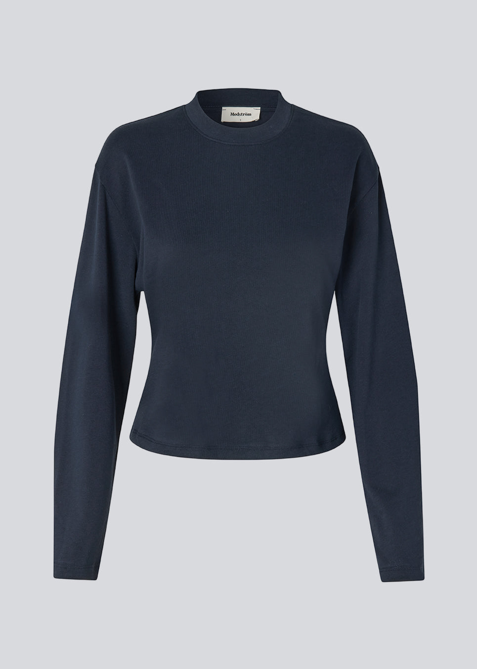 Let cropped langærmet t-shirt i mørkeblå i 100% økologisk bomuld. Tampamd LS t-shirt har en rund hals, lange ærmer og er figursyet.