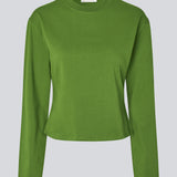 Let cropped t-shirt i blød 100% økologisk bomuld. TampaMD T-Shirt har rund hals, lange ærmer og figursyet pasform – en stilren og trendy basis-top, perfekt til lag-på-lag eller casual looks.