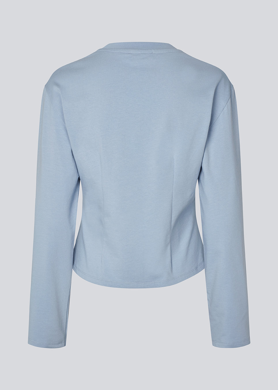 Let cropped t-shirt i blød 100% økologisk bomuld. TampaMD T-Shirt har rund hals, lange ærmer og figursyet pasform - en stilren og trendy basis-top, perfekt til lag-på-lag eller casual looks.