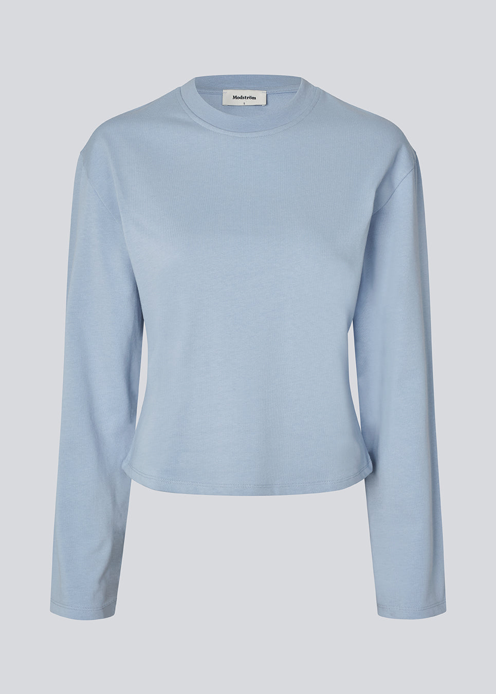 Let cropped t-shirt i blød 100% økologisk bomuld. TampaMD T-Shirt har rund hals, lange ærmer og figursyet pasform - en stilren og trendy basis-top, perfekt til lag-på-lag eller casual looks.