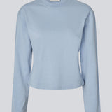 Let cropped t-shirt i blød 100% økologisk bomuld. TampaMD T-Shirt har rund hals, lange ærmer og figursyet pasform - en stilren og trendy basis-top, perfekt til lag-på-lag eller casual looks.