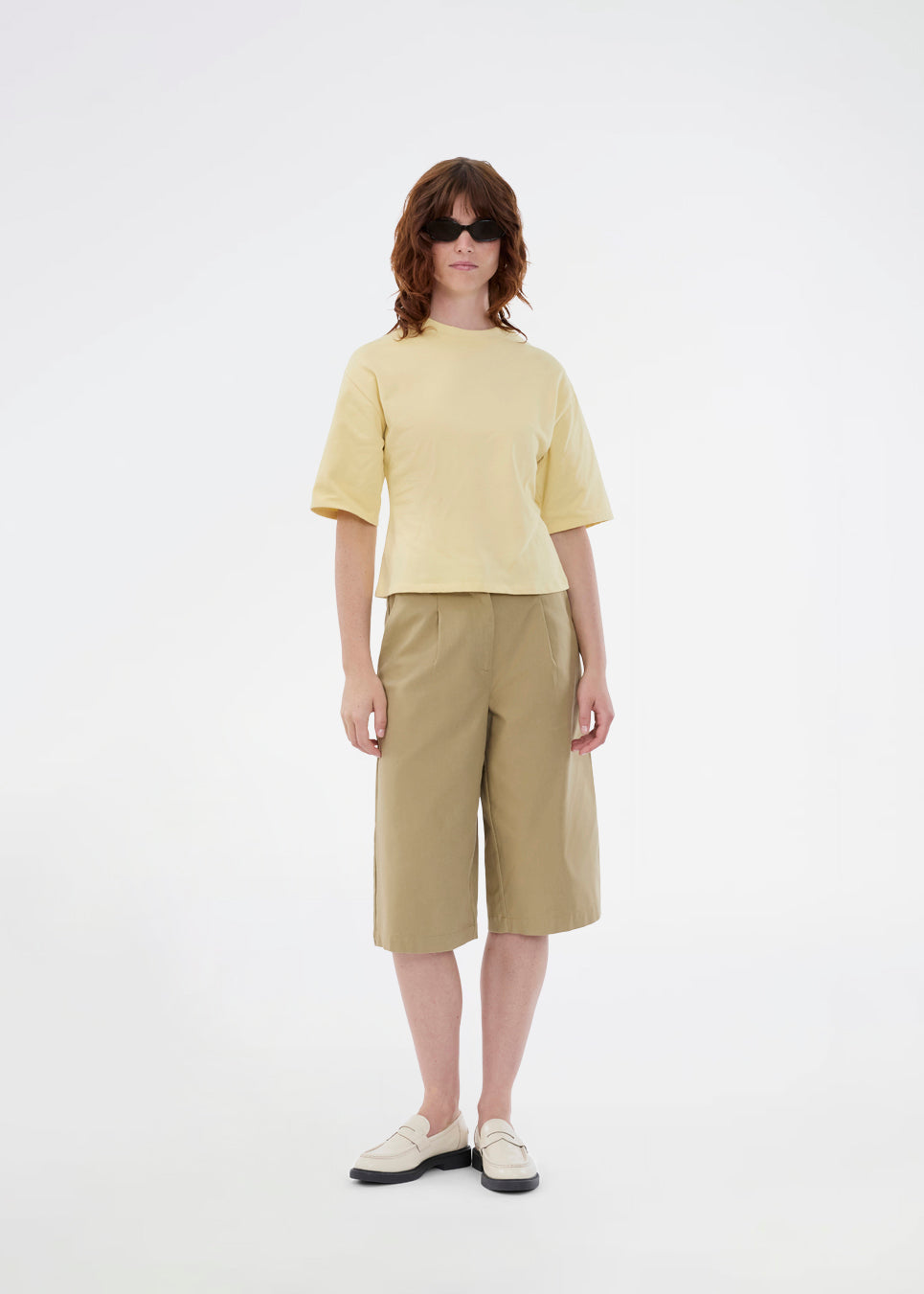 Let cropped gul t-shirt i 100% økologisk bomuld. Tampamd t-shirt har en rund hals og er figursyet.
