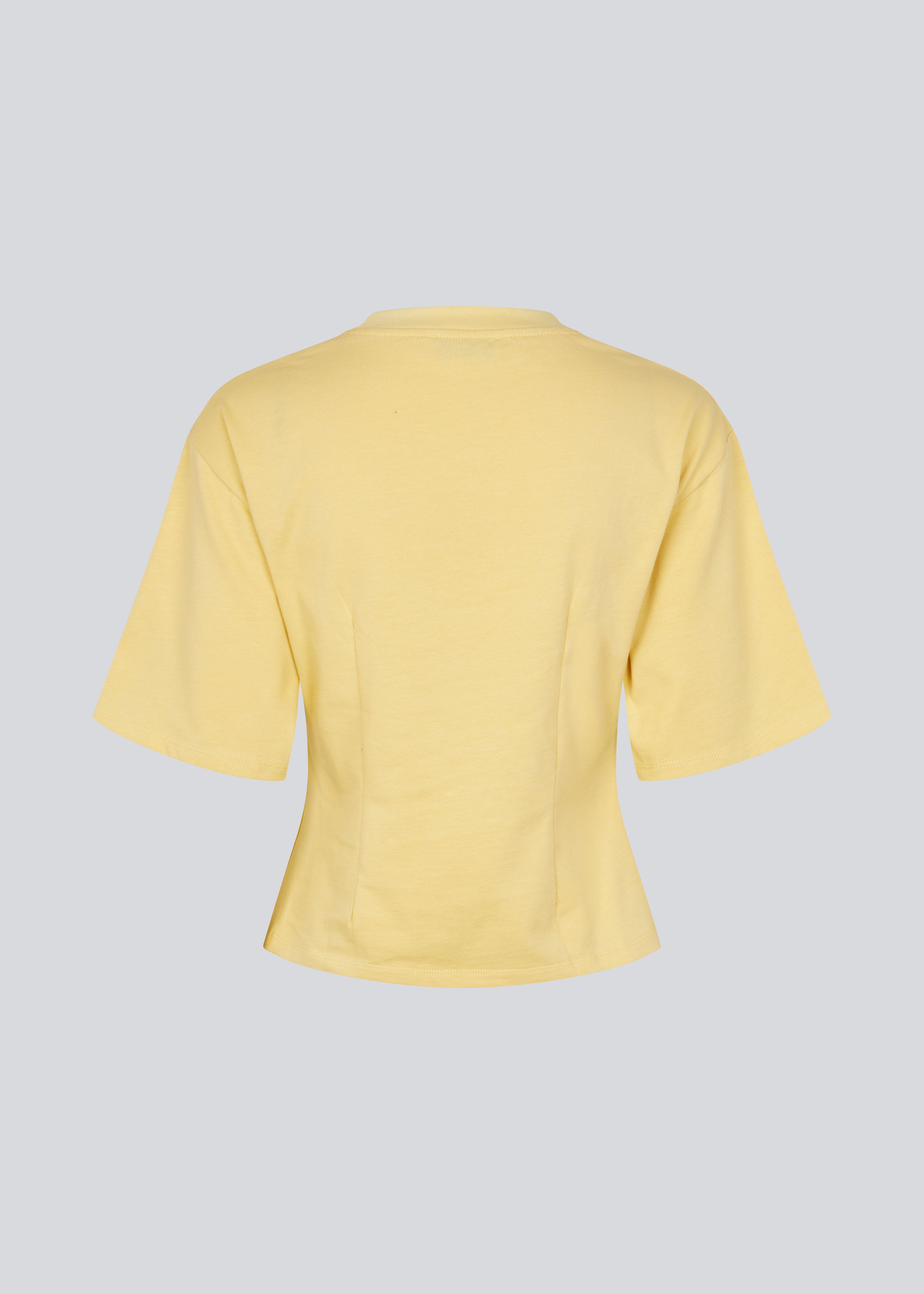 Let cropped gul t-shirt i 100% økologisk bomuld. Tampamd t-shirt har en rund hals og er figursyet.