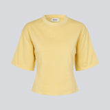 Let cropped gul t-shirt i 100% økologisk bomuld. Tampamd t-shirt har en rund hals og er figursyet.