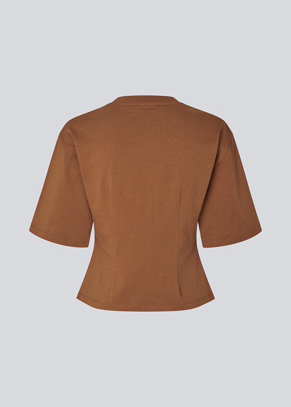 Let cropped t-shirt i 100% økologisk bomuld. Tampamd t-shirt har en rund hals og er figursyet.