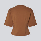 Let cropped t-shirt i 100% økologisk bomuld. Tampamd t-shirt har en rund hals og er figursyet.