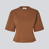 Let cropped t-shirt i 100% økologisk bomuld. Tampamd t-shirt har en rund hals og er figursyet.