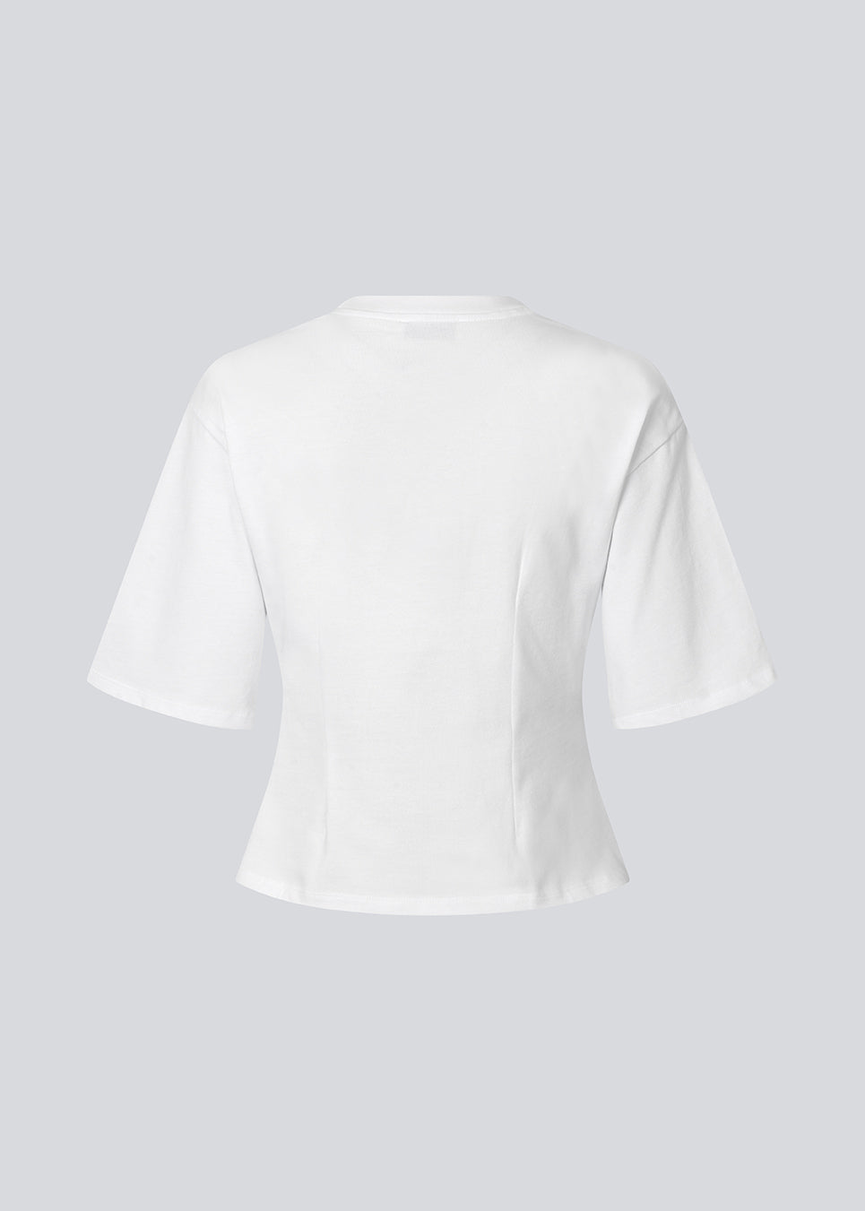 Let cropped hvid t-shirt i 100% økologisk bomuld. Tampamd t-shirt har en rund hals og er figursyet.