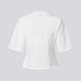 Let cropped hvid t-shirt i 100% økologisk bomuld. Tampamd t-shirt har en rund hals og er figursyet.