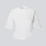 Let cropped hvid t-shirt i 100% økologisk bomuld. Tampamd t-shirt har en rund hals og er figursyet.

