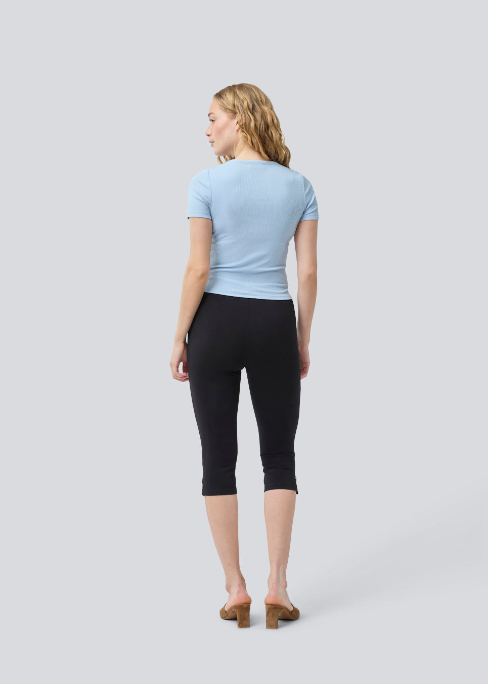 Sorte capri bukser i blød jersery kvalitet. Tanny capri pants har elastik i taljen og slids med lynlås.

