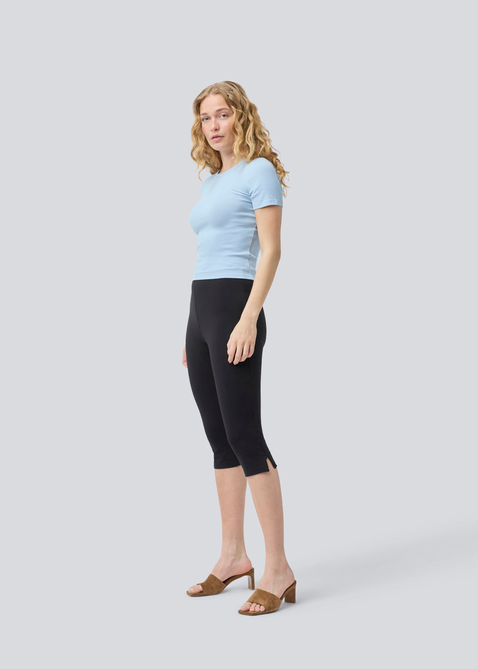 Sorte capri bukser i blød jersery kvalitet. Tanny capri pants har elastik i taljen og slids med lynlås.
