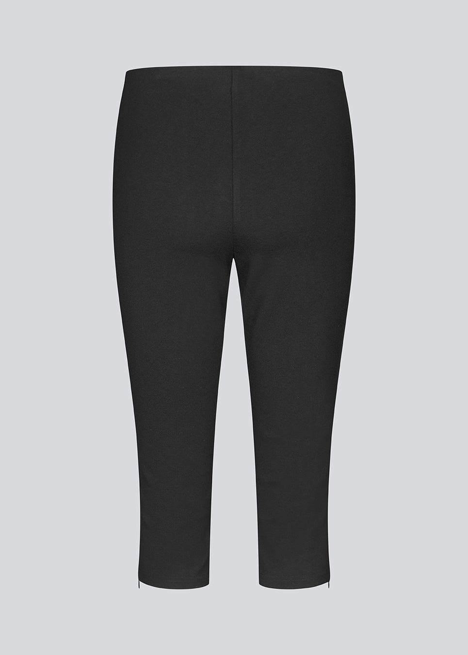 Sorte capri bukser i blød jersery kvalitet. Tanny capri pants har elastik i taljen og slids med lynlås.
