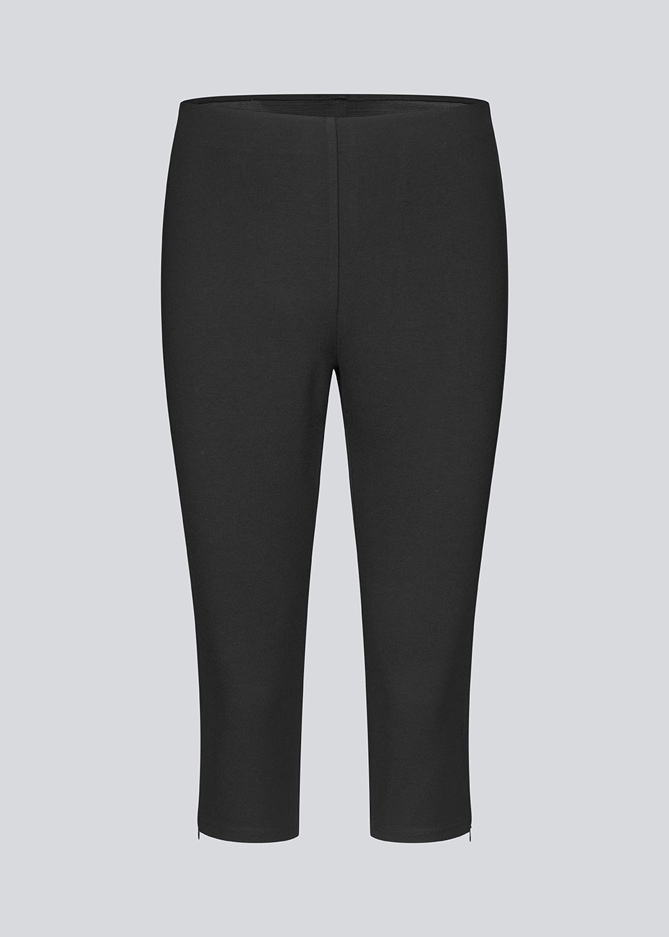 Sorte capri bukser i blød jersery kvalitet. Tanny capri pants har elastik i taljen og slids med lynlås.
