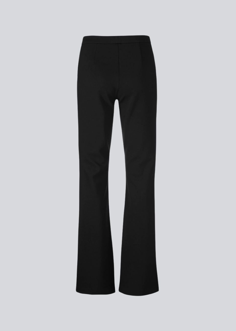 Lækre bukser med svaj i benene og skrålommer foran. Tanny flare Pants er en klassiker og i strækbare materiale med elastikken i taljen som giver den perfekte pasform. Indersøm (S/36): 82 cm Bukserne forlænges med 0,5 cm for hver størrelse. Modellen er 174 cm og har en størrelse S/36 på