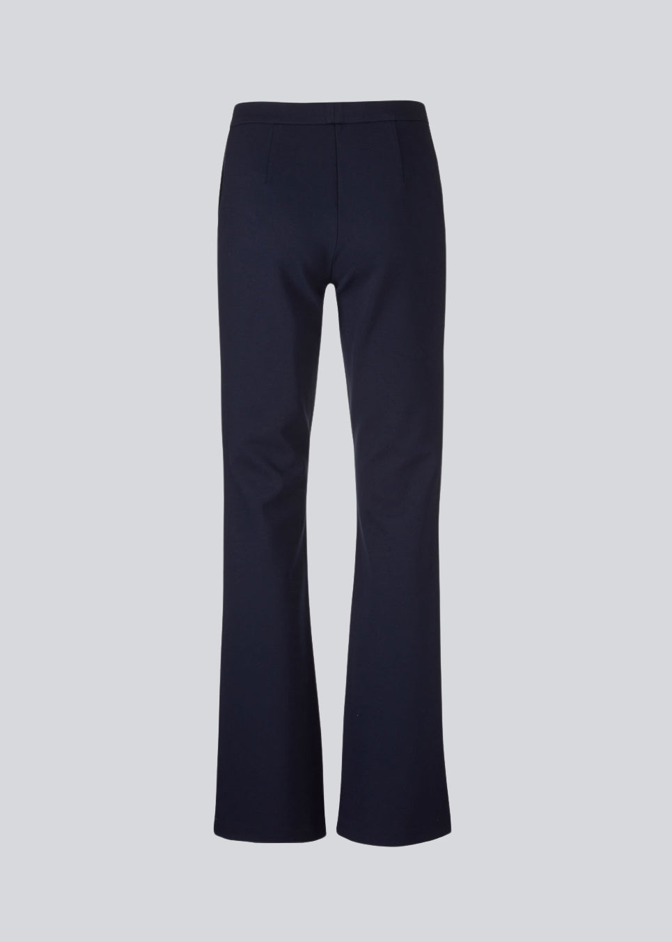 Lækre bukser med svaj i benene og skrålommer foran. Tanny flare pants i Navy Sky er en klassisk buks i strækbare materiale med elastikken i taljen giver den perfekte pasform. Indersøm (S/36): 82 cm Bukserne forlænges med 0,5 cm for hver størrelse. 