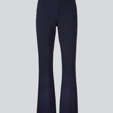 Lækre bukser med svaj i benene og skrålommer foran. Tanny flare pants i Navy Sky er en klassisk buks i strækbare materiale med elastikken i taljen giver den perfekte pasform. Indersøm (S/36): 82 cm Bukserne forlænges med 0,5 cm for hver størrelse. 