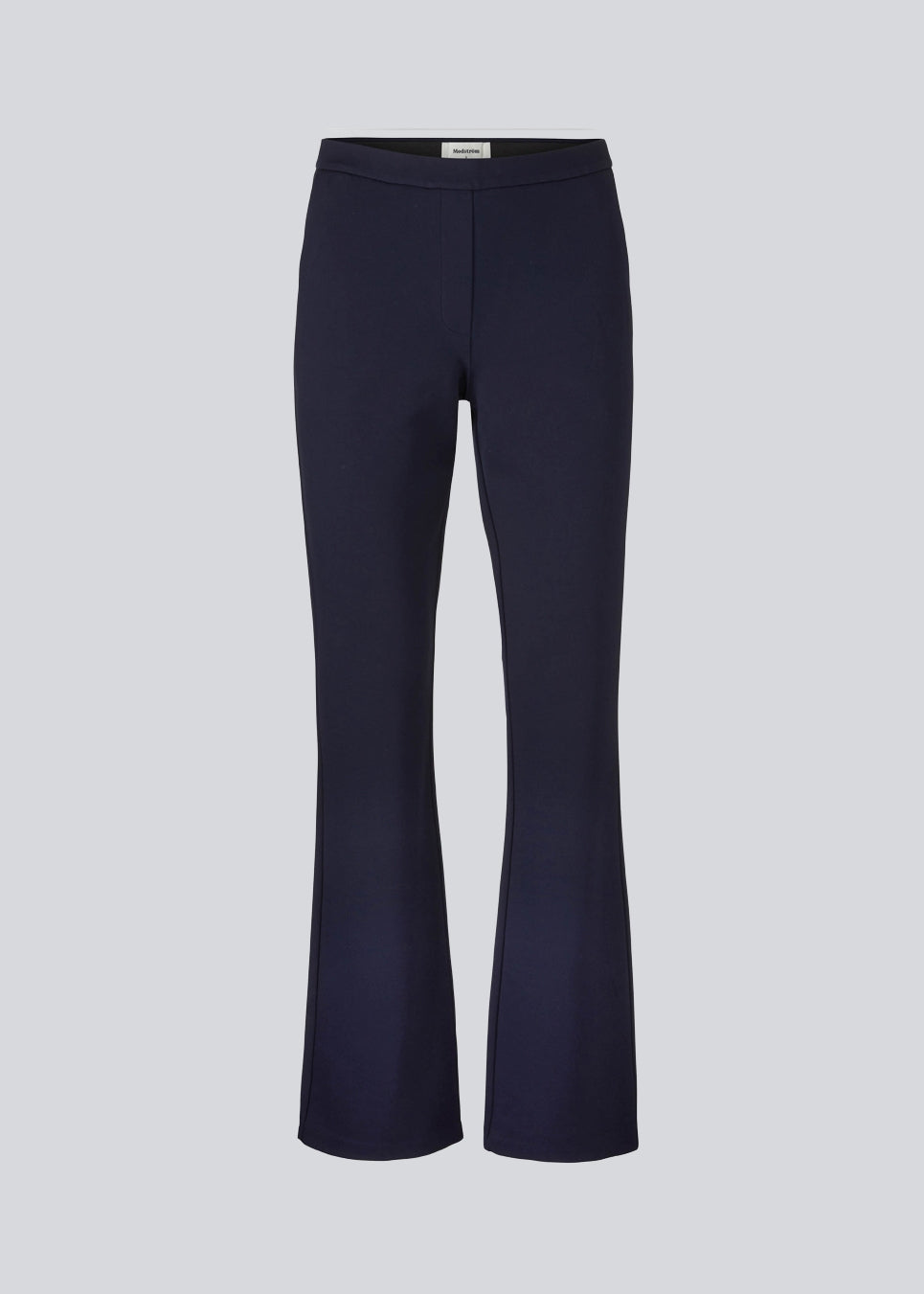 Lækre bukser med svaj i benene og skrålommer foran. Tanny flare pants i Navy Sky er en klassisk buks i strækbare materiale med elastikken i taljen giver den perfekte pasform. Indersøm (S/36): 82 cm Bukserne forlænges med 0,5 cm for hver størrelse. 
