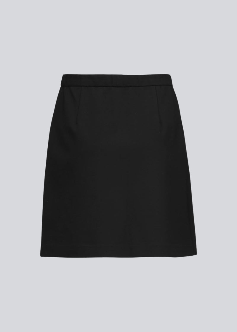 Enkel og stilren A-formet nederdel. Tanny short skirt i farven sort har elastik i taljen og det strækbare materiale skaber en perfekt pasform.