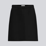 Enkel og stilren A-formet nederdel. Tanny short skirt i farven sort har elastik i taljen og det strækbare materiale skaber en perfekt pasform.