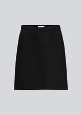 Enkel og stilren A-formet nederdel. Tanny short skirt i farven sort har elastik i taljen og det strækbare materiale skaber en perfekt pasform.